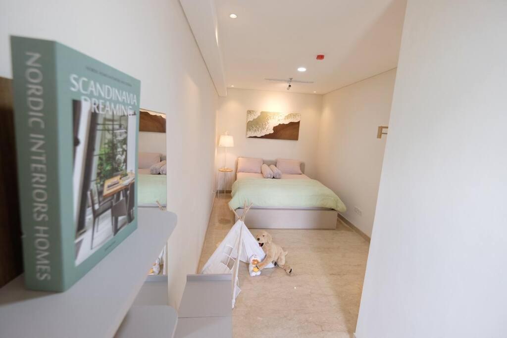 um quarto com uma cama e um cão deitado no chão em PodomoroLiberty 54m 2BR, 2Bed, 1 Sofabed 4-6person em Medan