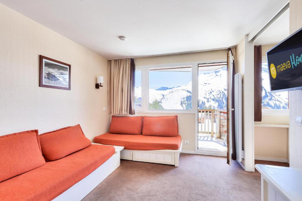 a living room with a couch and a window at Résidence Quartier Falaise - maeva Home - Appartement 2 pièces 5 personnes - Sélection MAE-1754 in Avoriaz
