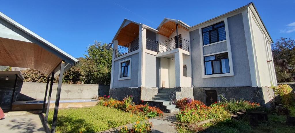 卡希的住宿－Kirayə ev, Qax, Qaşqaçay guesthouse，白色的房子,设有两个阳台和庭院