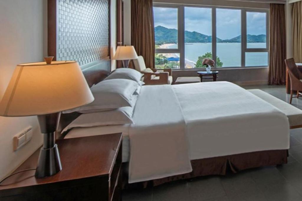 Postel nebo postele na pokoji v ubytování Sheraton Huizhou Beach Resort