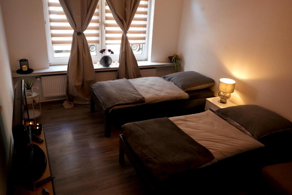 twee bedden in een kamer met een raam bij Apartment Kompakt Gottschalk 2.0 in Kassel
