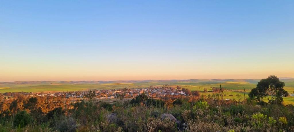 una vista de una ciudad desde la cima de una colina en The Elizabeth Riviersonderend, en Riviersonderend