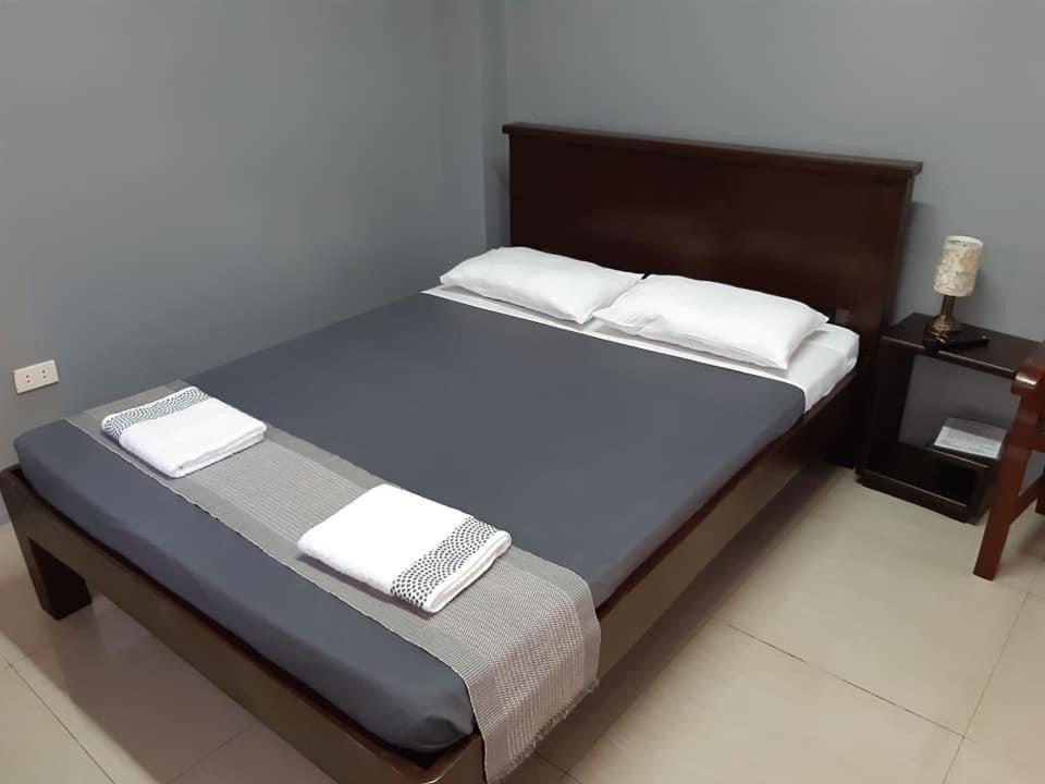 uma cama com duas almofadas num quarto em EL SEÑOR JESUS APARTELLE em Ayusan Norte