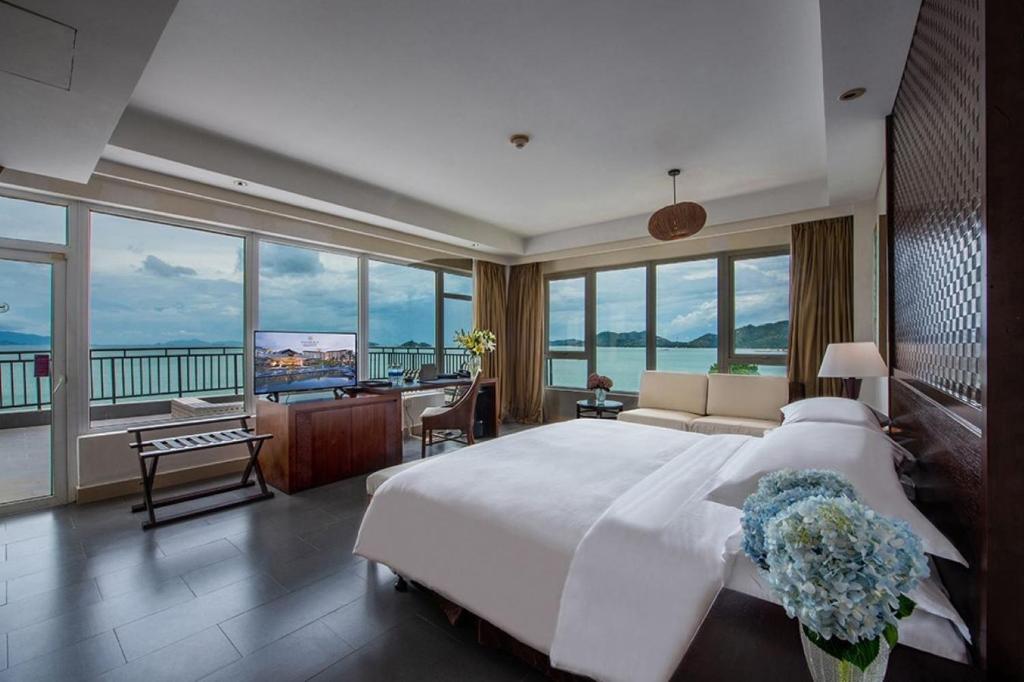 Postel nebo postele na pokoji v ubytování Sheraton Huizhou Beach Resort