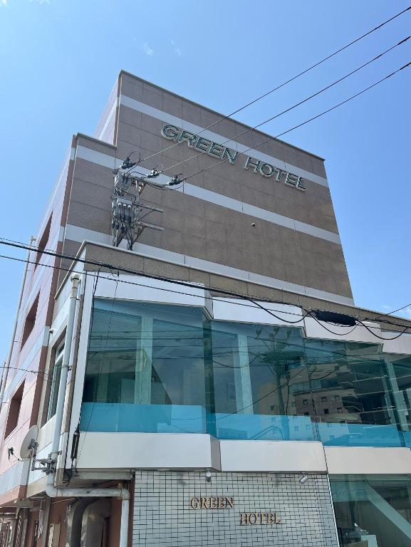 会津若松市にあるグリーンホテル会津の側面に看板がある建物