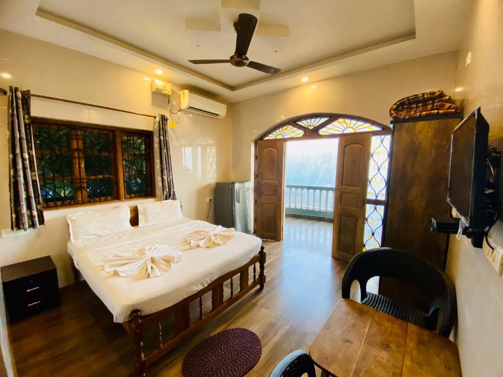 sypialnia z łóżkiem w pokoju z oknem w obiekcie Seaside Divine w mieście Calangute
