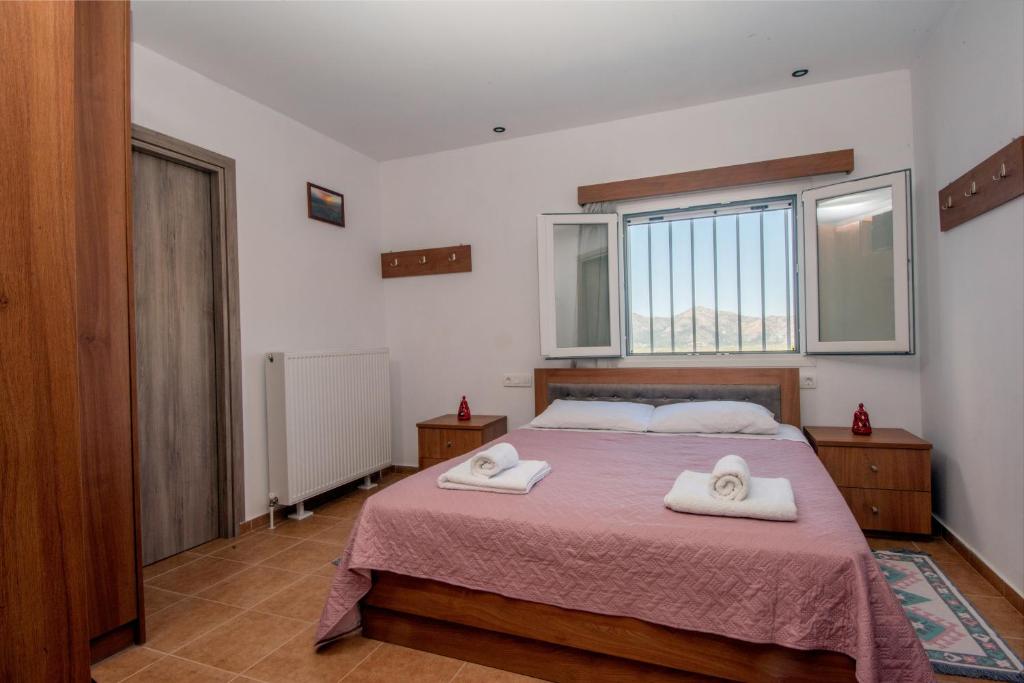 sypialnia z łóżkiem z dwoma ręcznikami w obiekcie Skapani's House w mieście Mésa Lasithákion