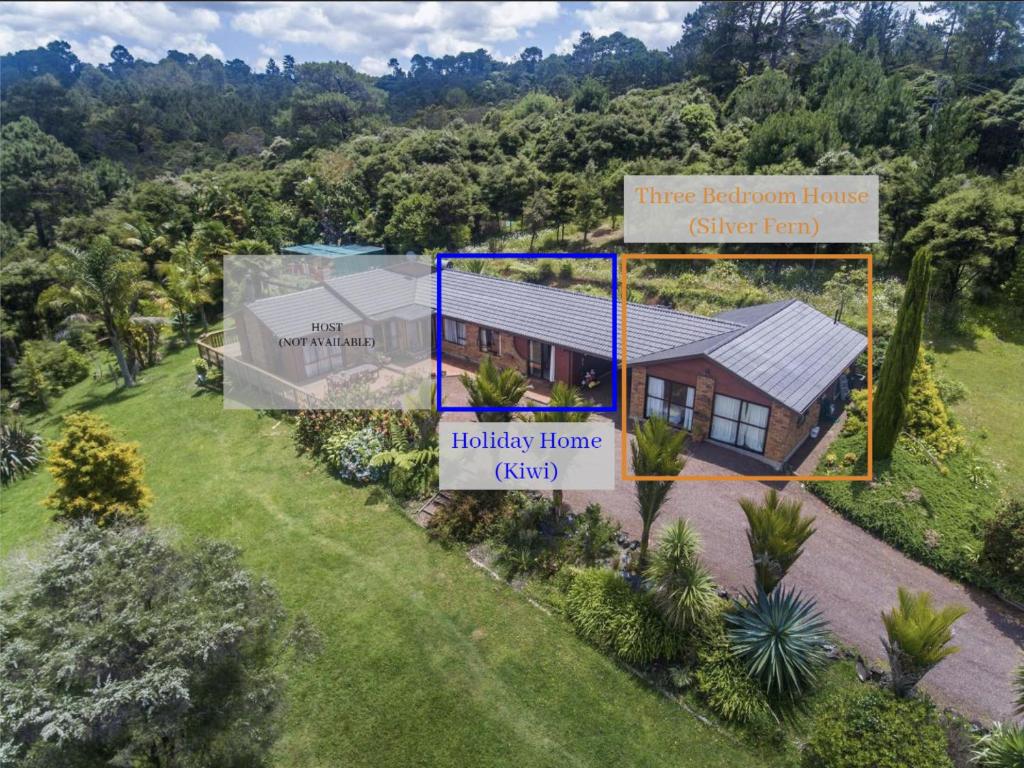 una vista aérea de una casa con descripciones de la casa en Romantic vintage retreat away in West Auckland, en Swanson