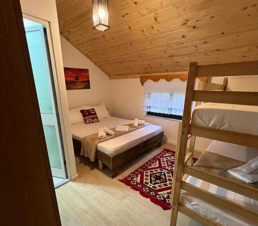 1 Schlafzimmer mit 2 Betten und 1 Etagenbett in der Unterkunft Te baca Qerim in Lekbibaj