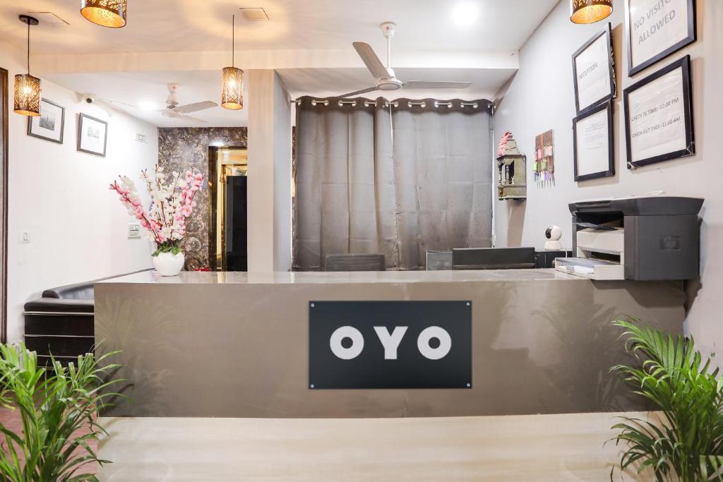 a qo sign on a counter in a salon at Super OYO Hotel Mannat Near Lotus Temple in New Delhi