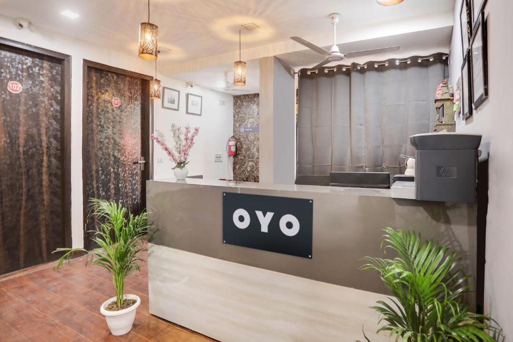 Super OYO Hotel Mannat Near Lotus Temple في نيودلهي: مطعم مع علامة aoops على منضدة