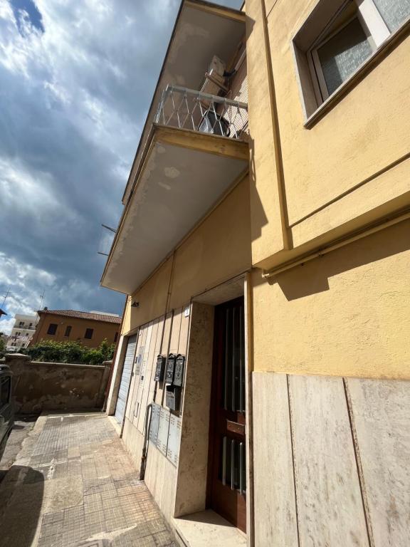 un edificio con un balcón en el lateral. en Specter Guesthouse en Nettuno