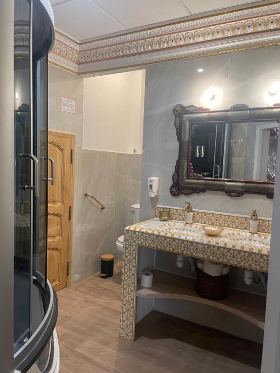 Koupelna v ubytování Suite Orientale Maison de L'église du Couvent