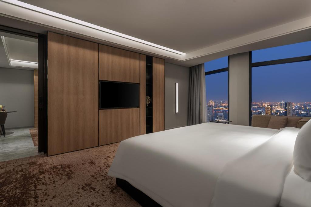Two-Bedroom Suite with River View - Lounge Access