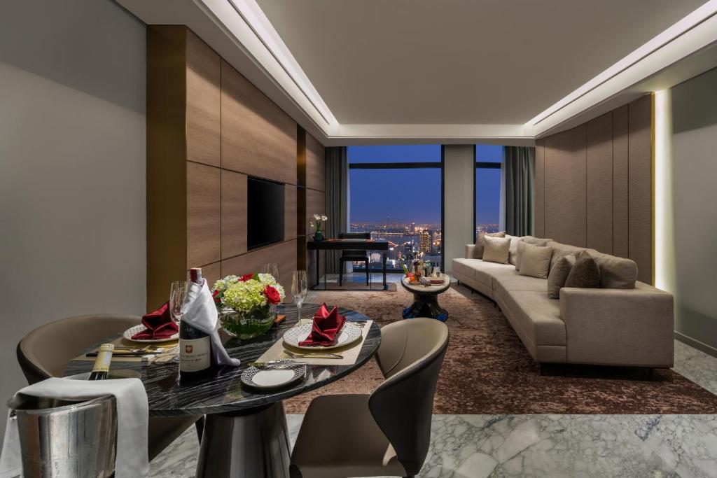 One-Bedroom Suite with River View - Lounge Access