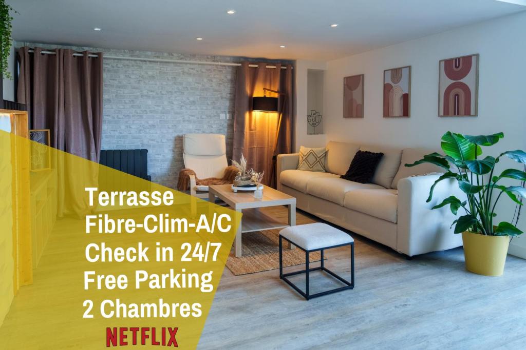 sala de estar con sofá y mesa en Le Loft D'Oc - Duplex 117m2 - 2 chambres et jardin, en Launaguet