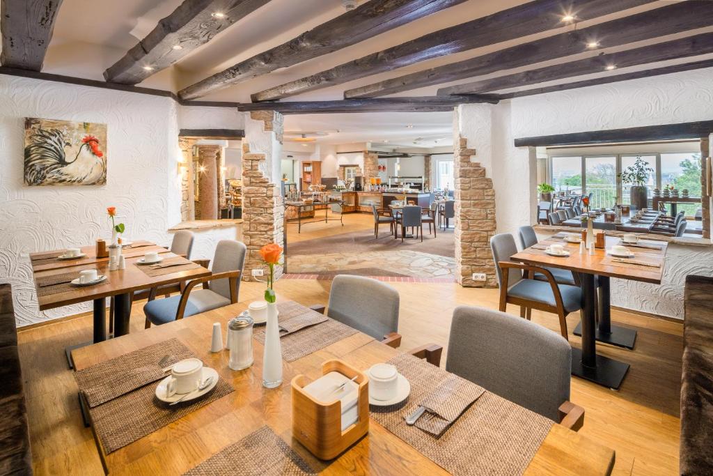 une salle à manger avec des tables et des chaises en bois dans l'établissement Best Western Hotel Mainz, à Mayence