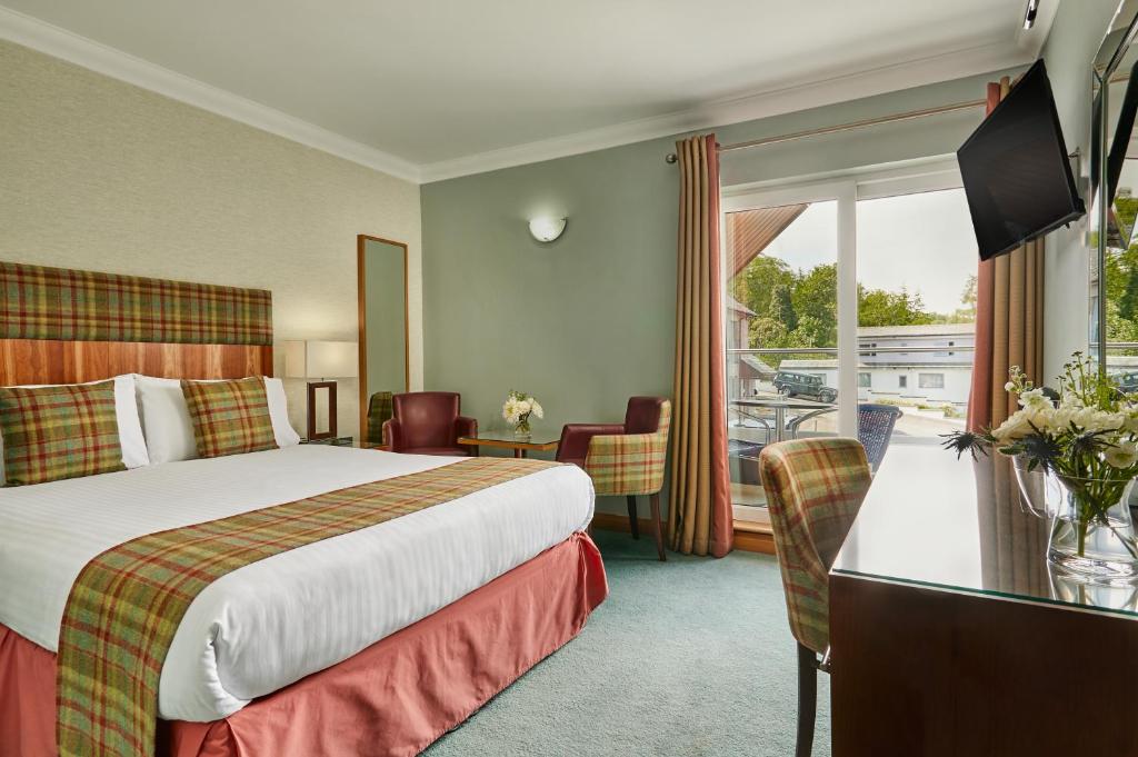 Postel nebo postele na pokoji v ubytování Clan Macduff Hotel