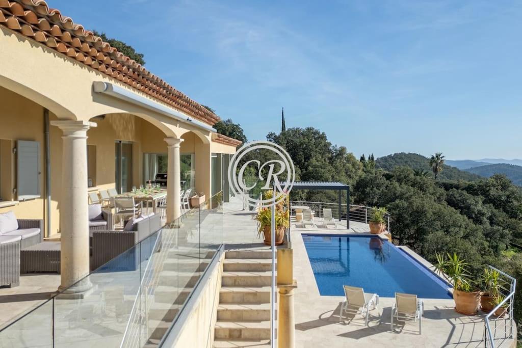 Cette villa dispose d'une piscine et d'une terrasse. dans l'établissement Superbe villa - piscine- vue mer, à La Londe-les-Maures