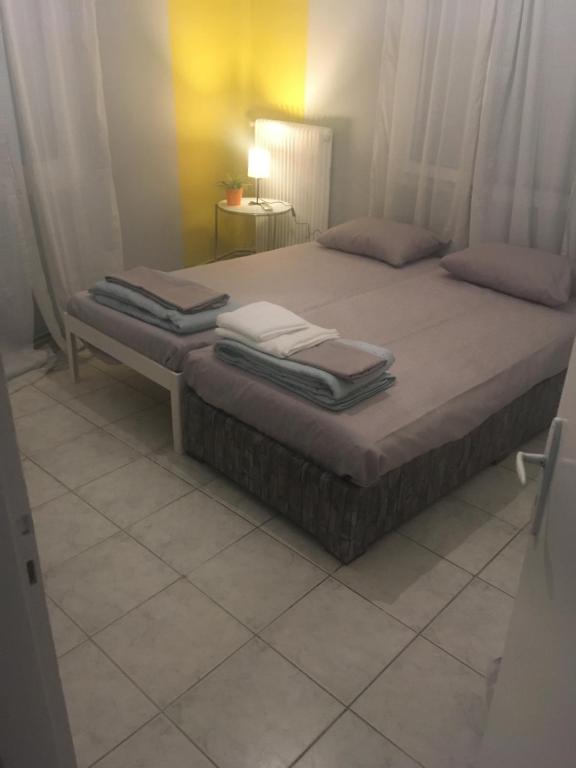 sypialnia z łóżkiem z ręcznikami w obiekcie JIM w mieście Andravída