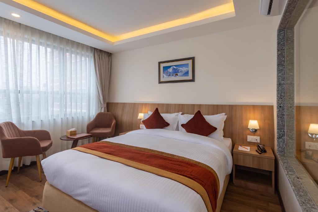 Postel nebo postele na pokoji v ubytování Hotel Crystal Pashupati