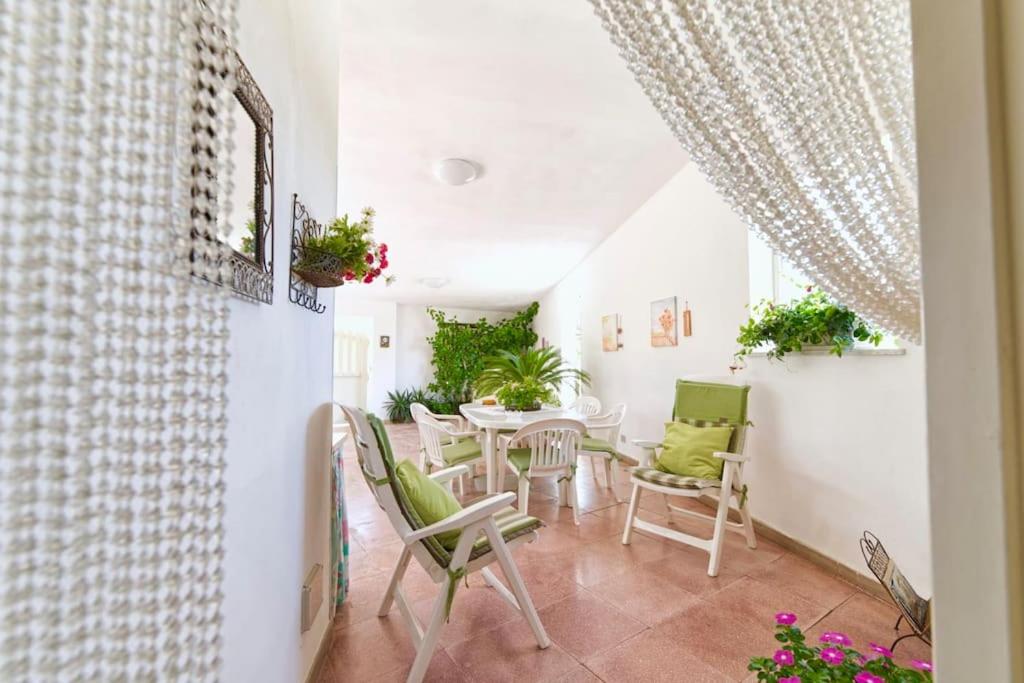 - une salle à manger avec une table et des chaises dans l'établissement Nella spiaggia più bella, à Santa Maria Del Focallo
