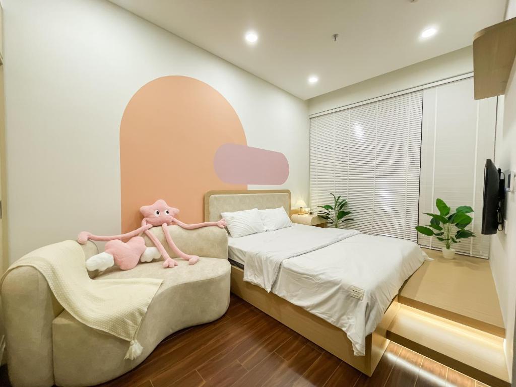 um quarto com duas camas e um urso de peluche sentado em duas camas em SISO homestay - Enchanting Studio em Hanói
