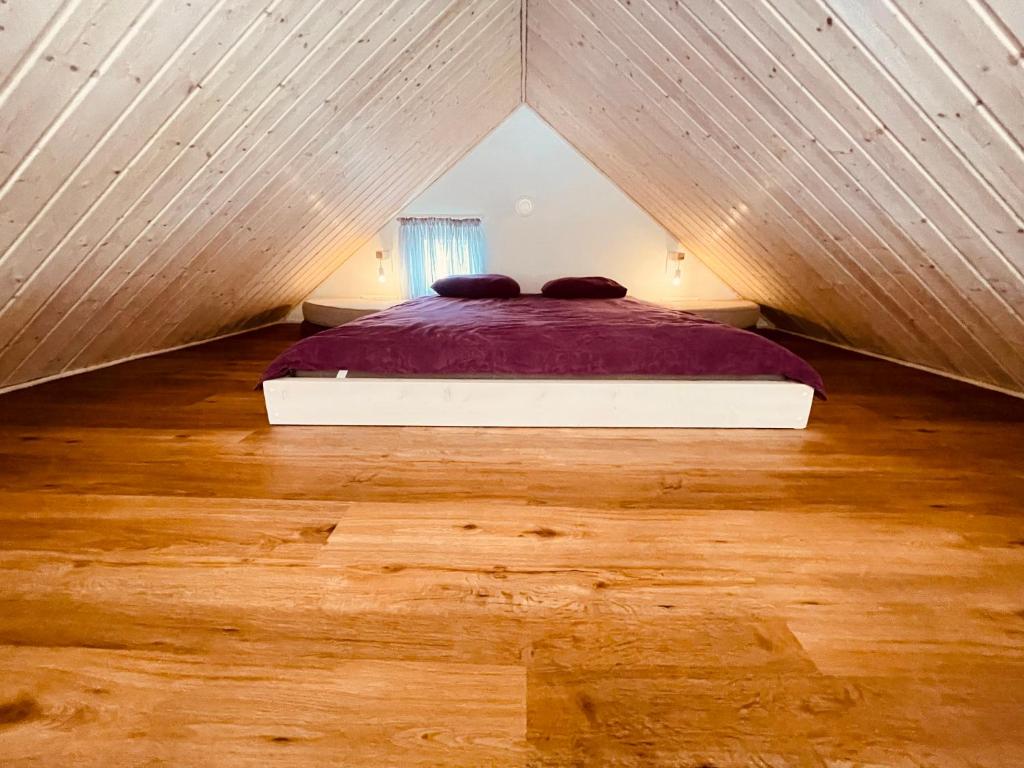 een slaapkamer met een bed op zolder bij Kiilu puhkemaja in Eametsa