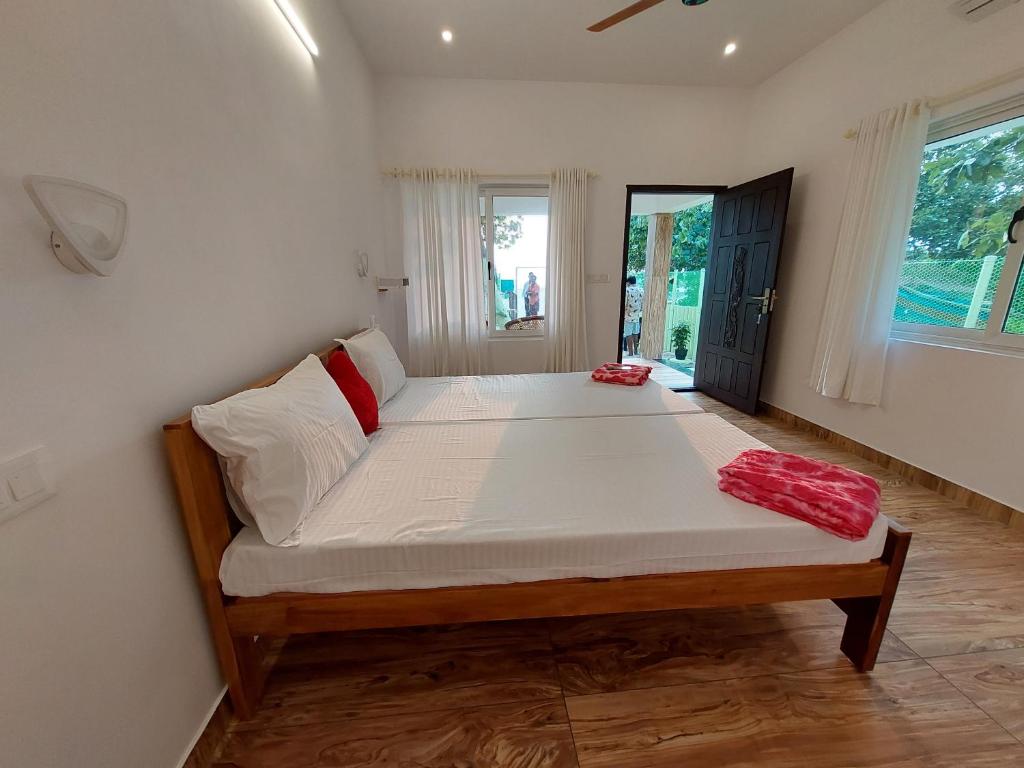 een slaapkamer met een groot bed in een kamer bij Marari Eshban Beach Villa in Alleppey