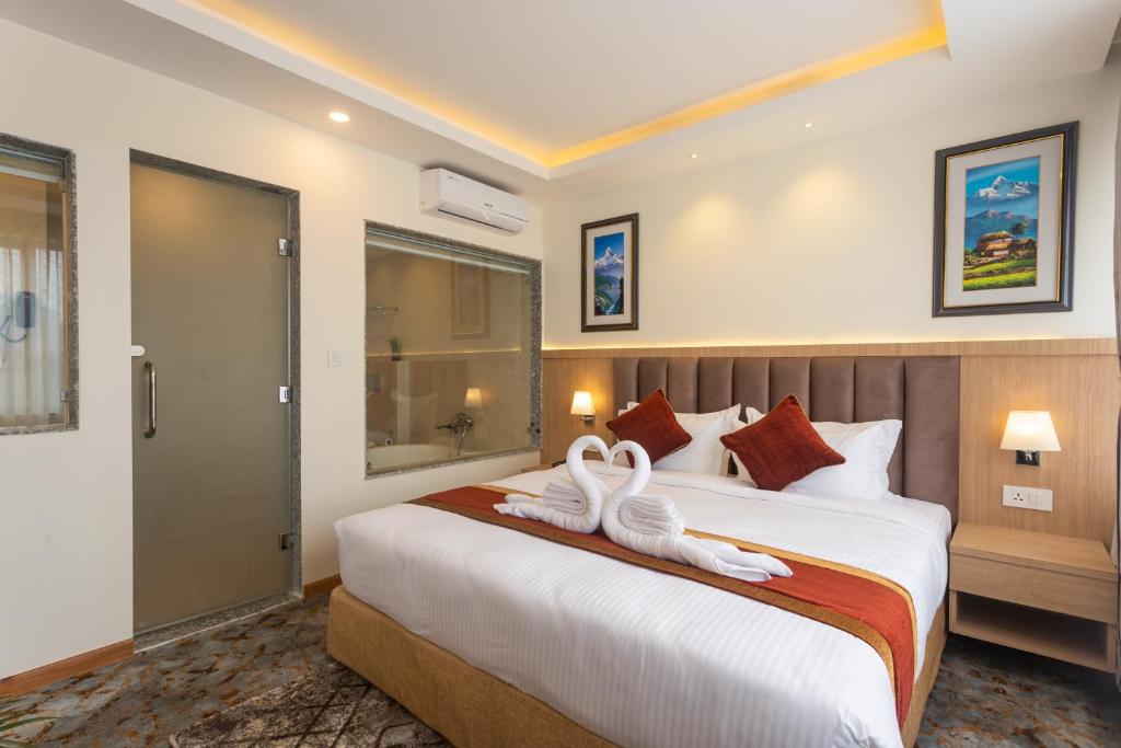 Postel nebo postele na pokoji v ubytování Hotel Crystal Pashupati