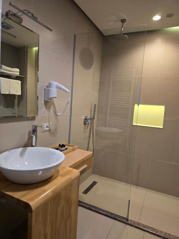 Koupelna v ubytování Perla Hotel