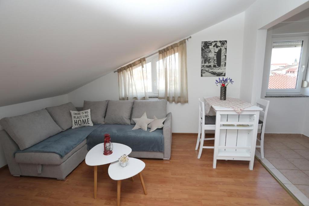 a living room with a couch and a table at Babsi in Pula