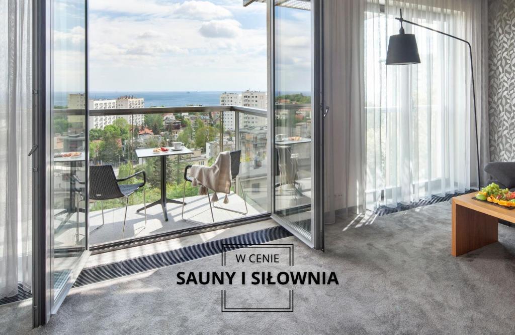 グディニャにあるSea Premium Apartmentsの眺めの良いバルコニー付きの客室を提供しています。