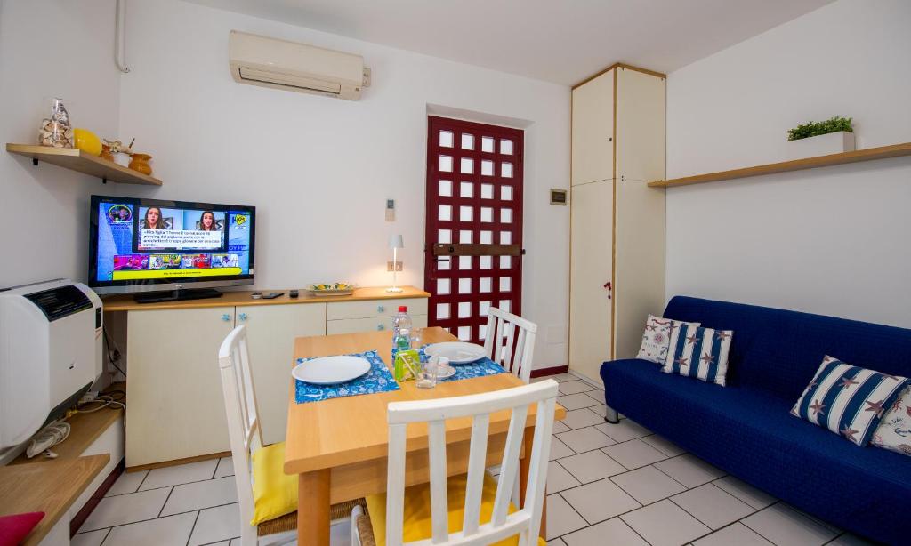 卡托利卡的住宿－Ausonia 10，客厅配有桌子和蓝色沙发