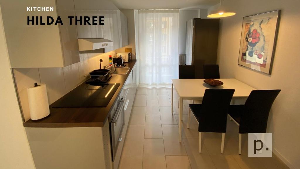 Virtuvė arba virtuvėlė apgyvendinimo įstaigoje H3 with 3,5 rooms, 2 BR, livingroom and big kitchen, modern and central