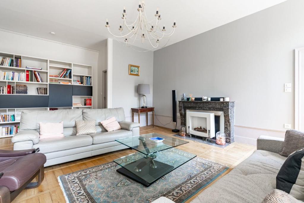 un salon avec un canapé et une cheminée dans l'établissement 