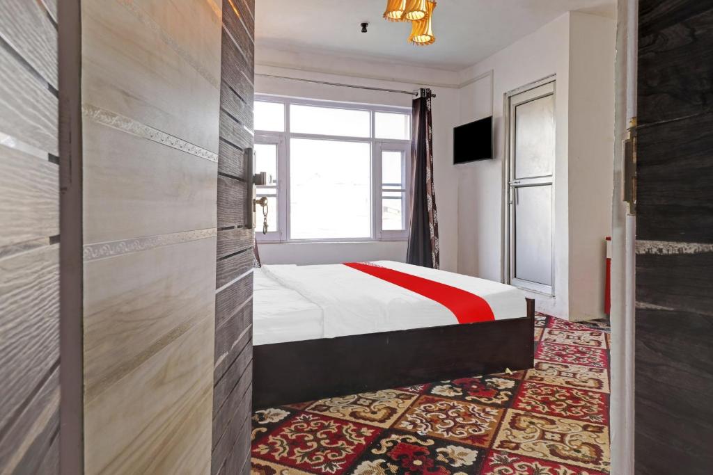 um quarto com uma cama e uma janela em Eco Rooms em Jawāharnagar