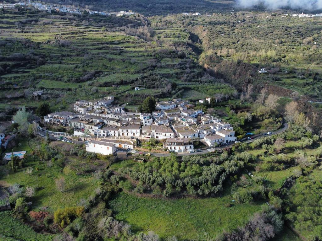 una vista aérea de un pueblo en las colinas en Valle de la Calma - Apartamentos rurales de Mecina, en Granada