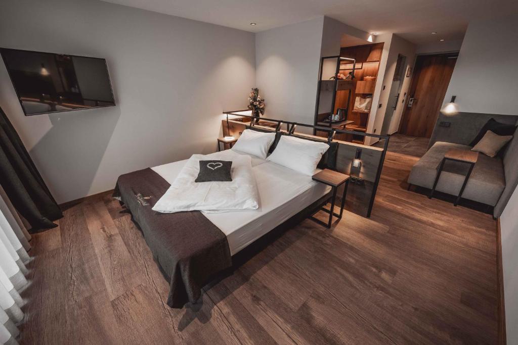 Televízia a/alebo spoločenská miestnosť v ubytovaní Hotel Continental Dolomites