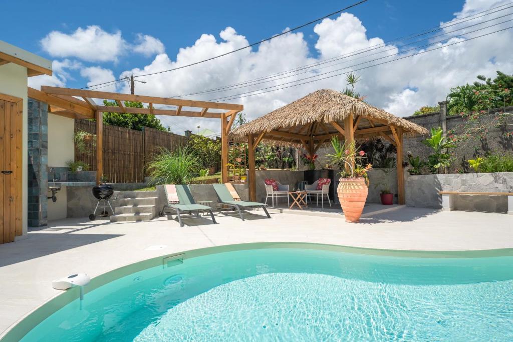 Πισίνα στο ή κοντά στο Villa Ladouchka