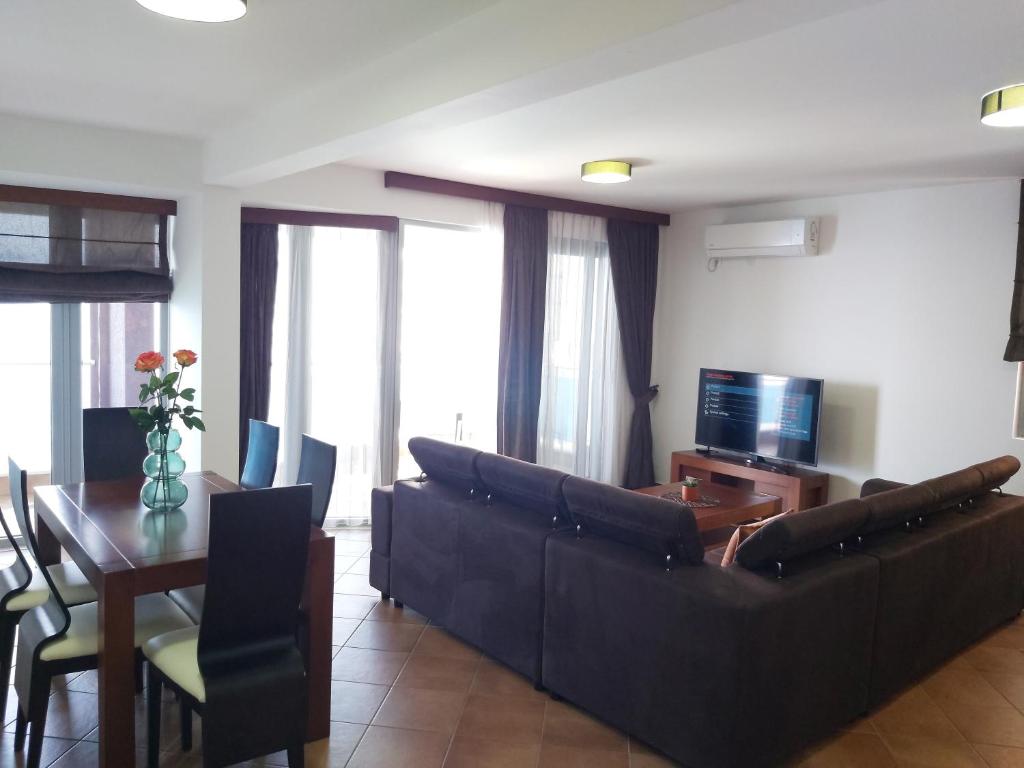 Telewizja i/lub zestaw kina domowego w obiekcie Apartman AidaLux