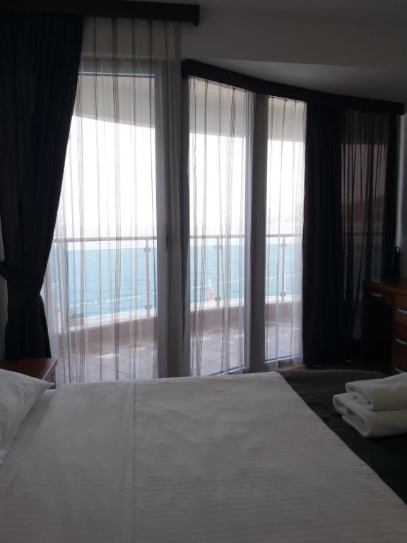 Łóżko lub łóżka w pokoju w obiekcie Apartman AidaLux
