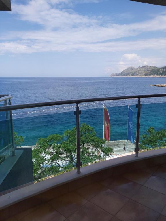balkon z widokiem na ocean w obiekcie Apartman AidaLux w mieście Bijela Glavica
