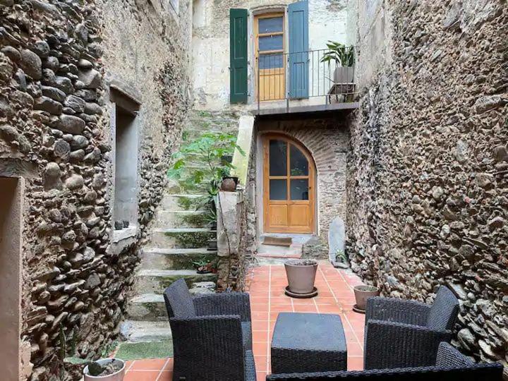 une allée avec des chaises et une porte dans un bâtiment dans l'établissement LA CAVE, à Bouleternère