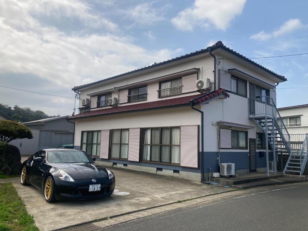 a black car parked in front of a house at ばんぶ〜ハウス(BambooHouse) in Shimo-ōzu