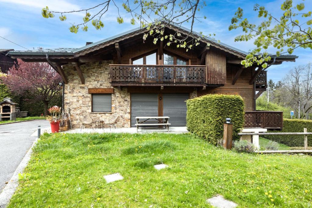 une maison avec un balcon sur le côté dans l'établissement Appartement Mont Blanc, à Saint-Gervais-les-Bains