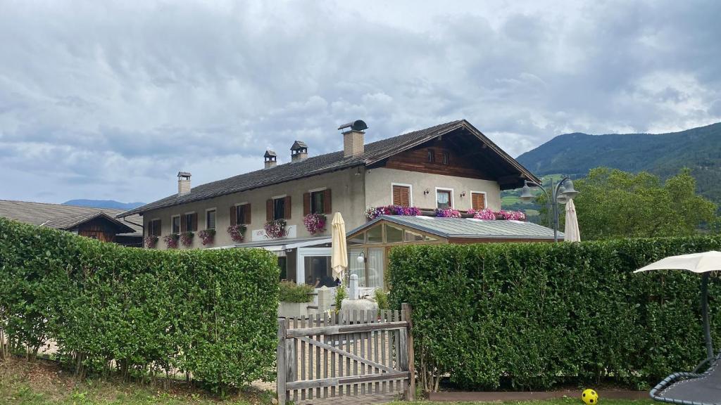 Nespecifikovaný výhled na hory nebo výhled na hory při pohledu z hotelu