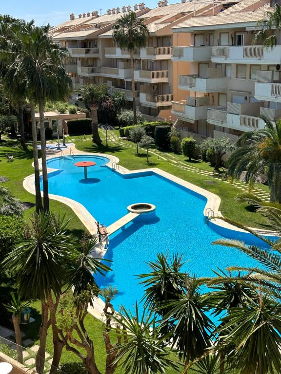 eine Aussicht auf den Pool vor einem Gebäude in der Unterkunft Relax Nou Fontana 200M2 5min Beach in Jávea