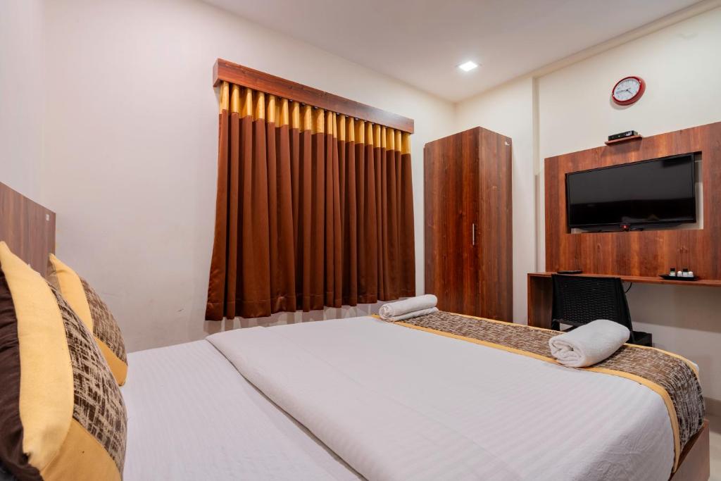 Postel nebo postele na pokoji v ubytování Prime Palace Hotel - MG Road