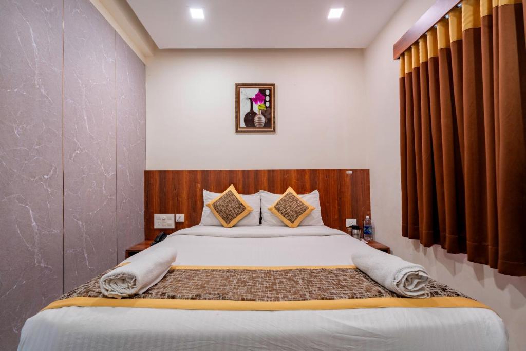 Postel nebo postele na pokoji v ubytování Prime Palace Hotel - MG Road
